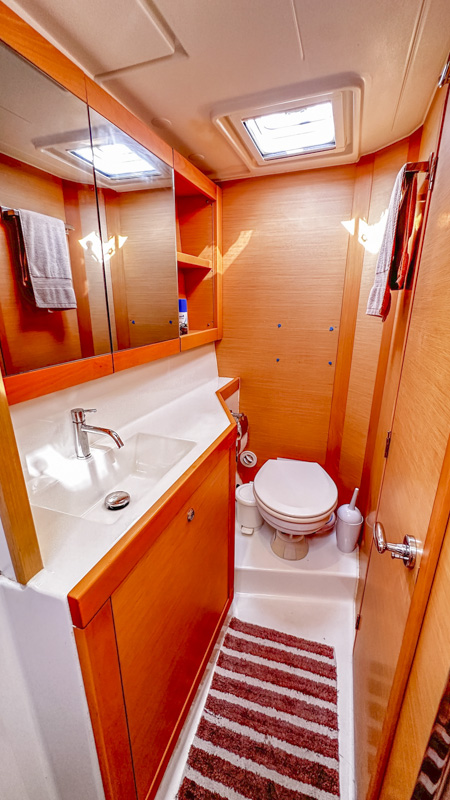 Lagoon 39  $2,988,000 Neg