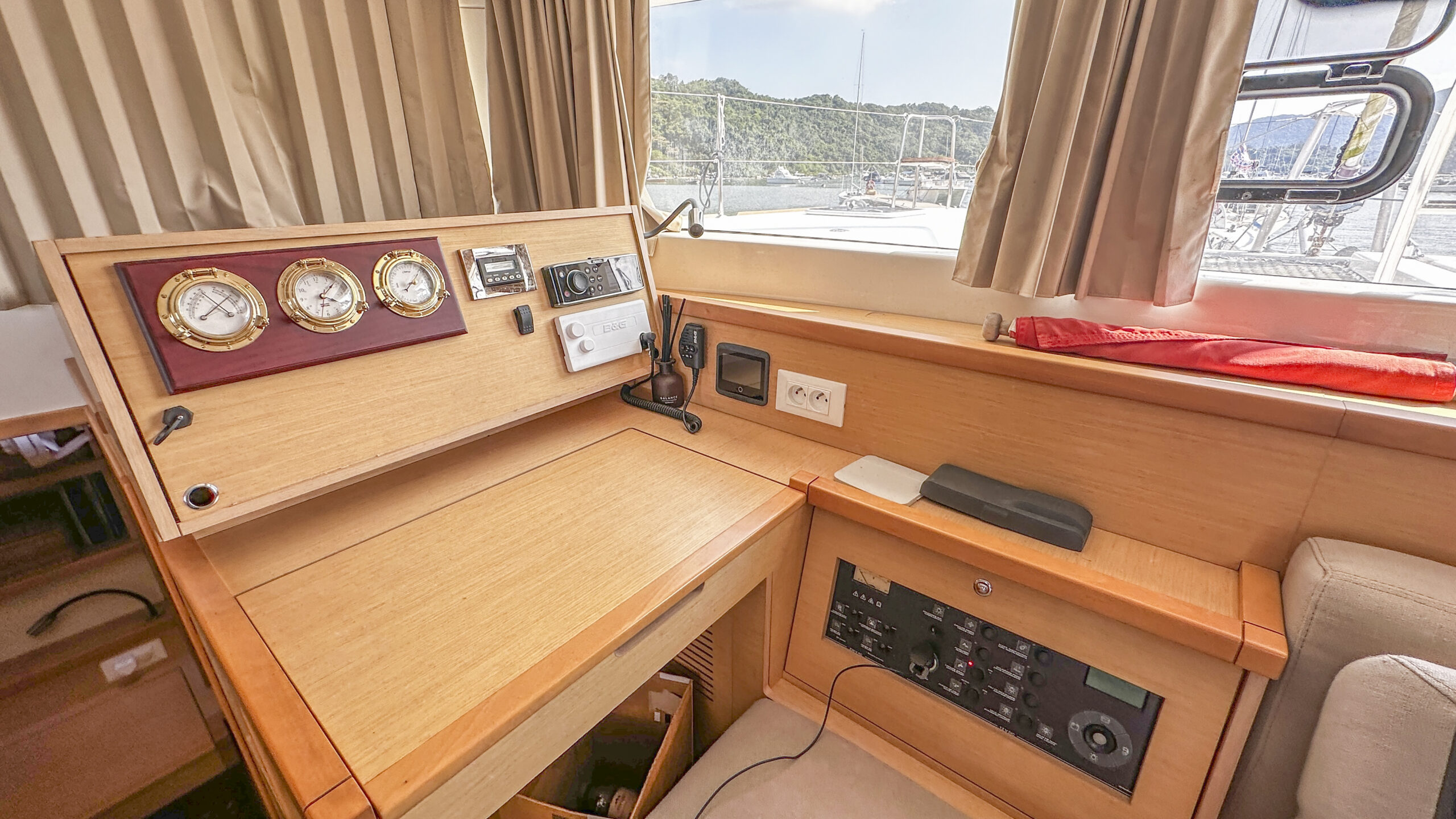 Lagoon 39  $2,988,000 Neg