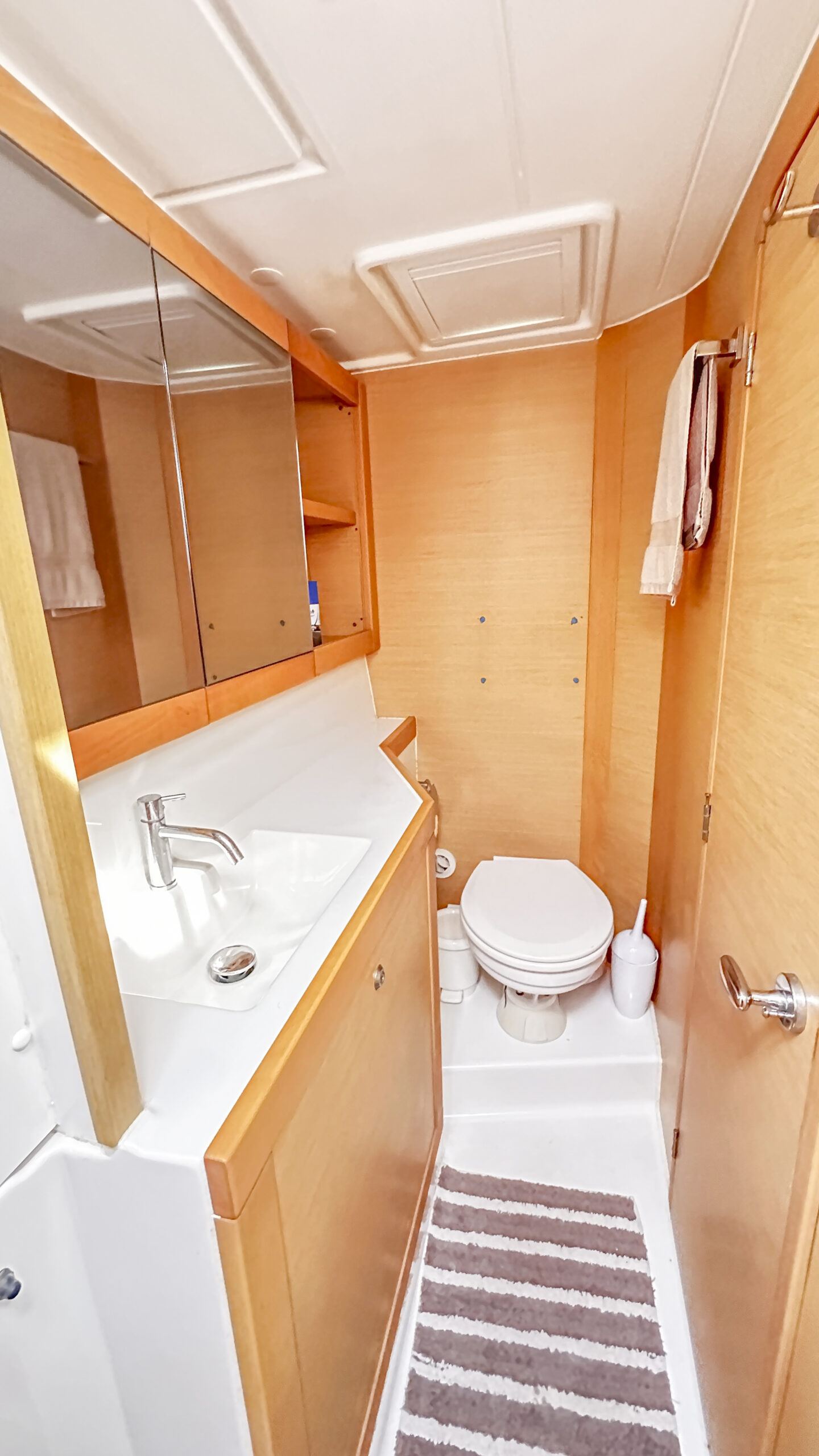 Lagoon 39  $2,988,000 Neg